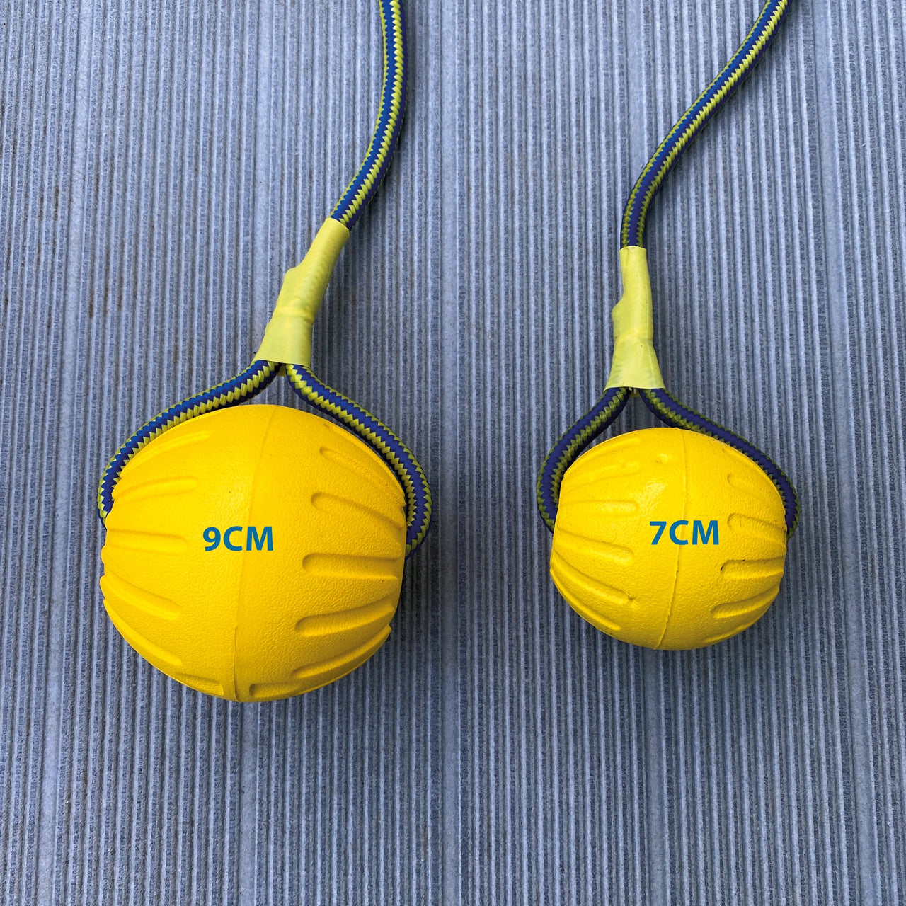 Balle d’entraînement ultra résistante avec corde